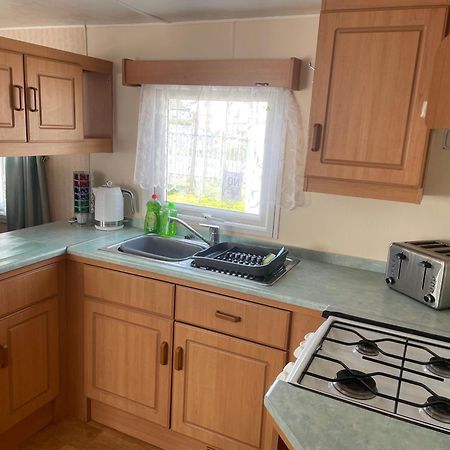 Sealands Highbury Next To Fantasy Island And Beach 8 Berth Beds Made Up For Arrival インゴールドメルズ 部屋 写真